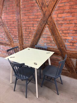 Skleněný jídelní stůl - 2