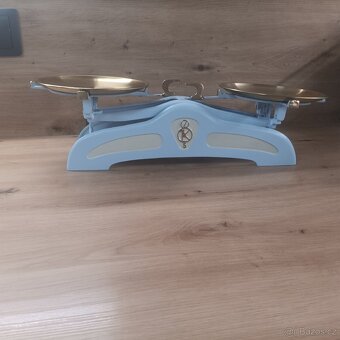 Staré kuchyňské váhy modré - 2