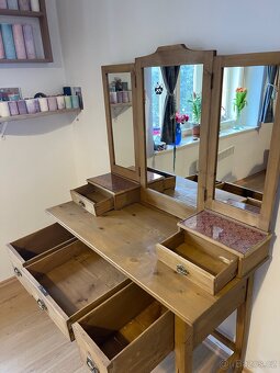 Toaletní stolek po renovaci - 2