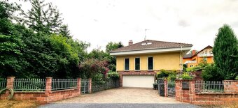 Krásný samostatně stojící dům 5kk na kraji Prahy - Podolanka - 2