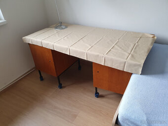 Psací stůl, kolečkové židle - 2