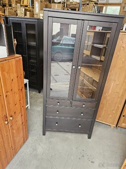 HEMNES VITRÍNA S OSVĚTLENÍM OD STEJNÉHO VÝROBCE - 2