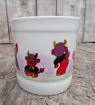 Retro porcelánový hrnek, čertíci. - 2