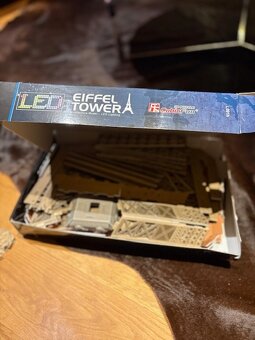Model Eiffelovy věže s barevným LED podsvícením. - 2
