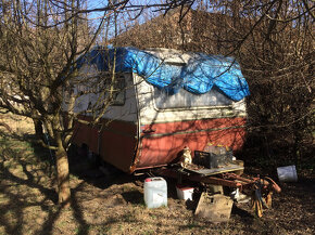 Starý karavan, špatný stav, bez spz - 2