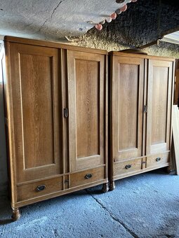 Šatní skříně, toaletka, noční stolek, 2x postel - 2