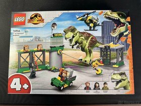 Lego set 76944 - 2