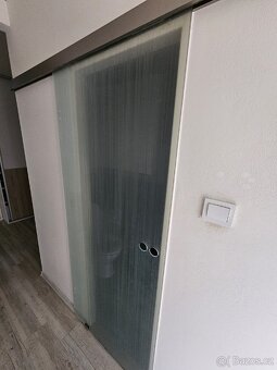 Skleněné dveře s nerez posuvem - 2