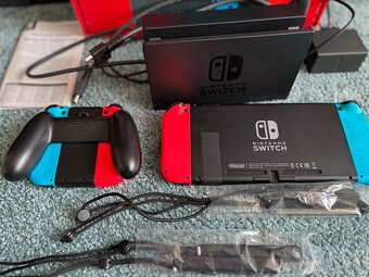 Nintendo Switch + náhradní sada Switch Joy-Con - 2