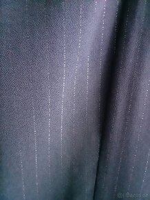 Společenský kalhotový modrý kostým se stříbrnou nitkou - 2