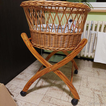 Proutěná postýlka pojízdná - 2