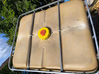 Nádrž 1000l plastová - 2