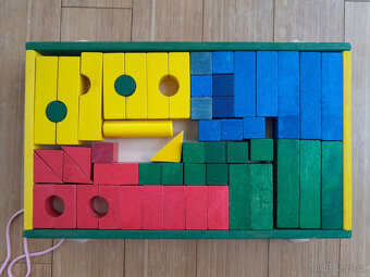 Dřevěné kostky na vozíku - 2