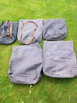 Staré vojenské kufry a vaky z plachtoviny - 2