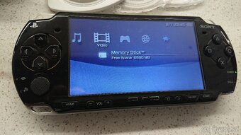 PSP + 3 hry + příslušenství - 2