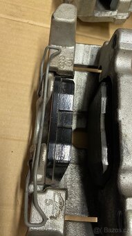 Třmeny golf V octavia 2 ATE + desky přední - 2