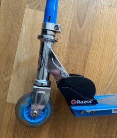 Modrá koloběžka Razor S Sport Scooter - 2
