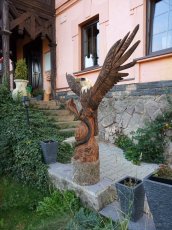 zahradní dekorace vyřezávaný orel motorovou pilou - 2