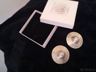 Prsní stříbrné kloboučky - 2