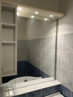 Umyvadlo se skříňkou a zrcadlem - 2