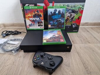 Xbox One X 1TB plus hry krabice - 2
