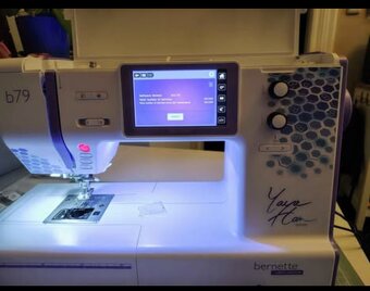 Šicí a vyšívací stroje Bernina Bernette B79 Yaya Han - 2