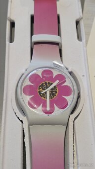 Swatch Flower Hour SO32M104

- 2