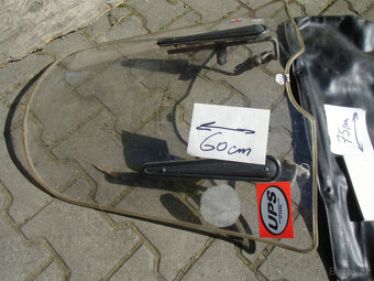 Plexi (velké) s ochranou nohou na skůtra (Vespa ?),motorku. - 2