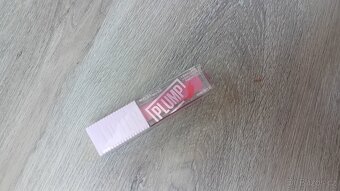 Maybelline lesk na rty Lifter Plump 003 pink sting - 2