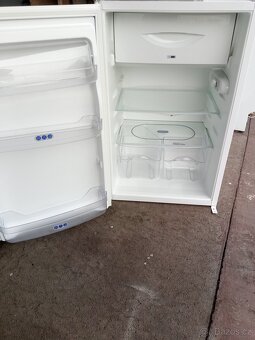 Lednička vestavěná Whorpool ( s mrazákem ) - 2