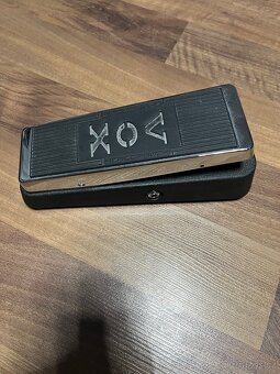 Vox V847-A wah, Ditto+ looper, Behringer NR300 noisegate - 2