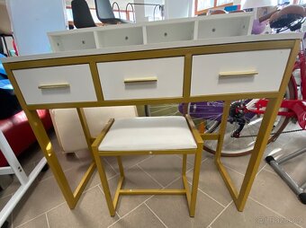 Toaletní stolek - 2