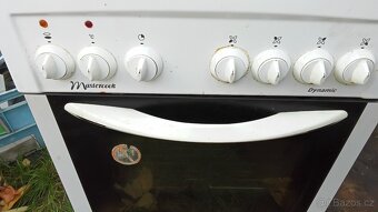 Sporák plynový s troubou . - 2