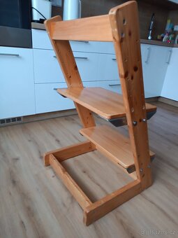 Rostoucí dětská židle z masivu. - 2