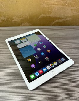 Apple iPad 7 32GB stříbrný, top stav - 2