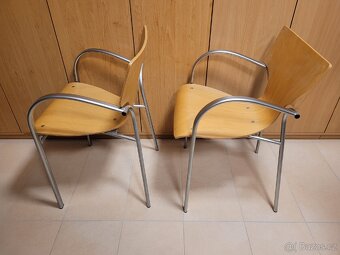 2 stohovatelné židle, dřevo/kov.nohy, 200 Kč/ks. - 2