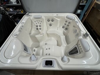 Vířivá vana Envoy HotSpring - 2