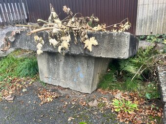 Betonové kvádry a panely za odvoz - 2