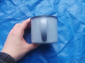 Smaltovaný světle modrý hrnek, průměr 8 cm - 2