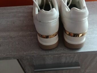 BÍLÉ TENISKY 41 - 2
