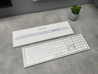 Apple Magic Keyboard s číselnou klávesnicí - Česká, nová - 2