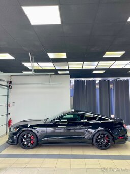 Ford Mustang GT - 2
