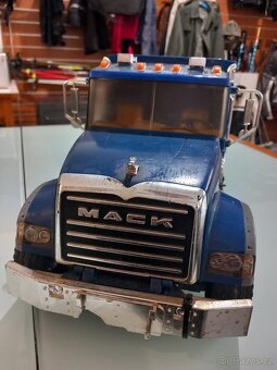 Nákladní auto MACK Granite se sklápěčkou - Bruder 2823 - 2