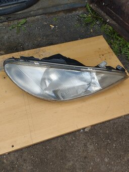 Peugeot 306 znak masky ,právě předni svetlo - 2