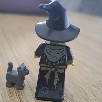Lego figurka čarodějnice s kotětem - 2