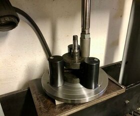 Přípravek na vystředěni setrvačníků pro slisováni klikovek - 2