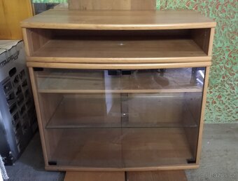 Dřevěná prosklená skříňka pod televizi - 2