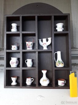 Prodám porcelánové miniatury v dřevěné poličce. - 2