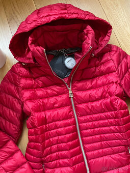 Sytě červená prošívaná lehká péřová funkční bunda Geox 38 - 2