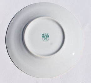 Prodám porcelánovou zlacenou soupravu 4 podšálků - 2